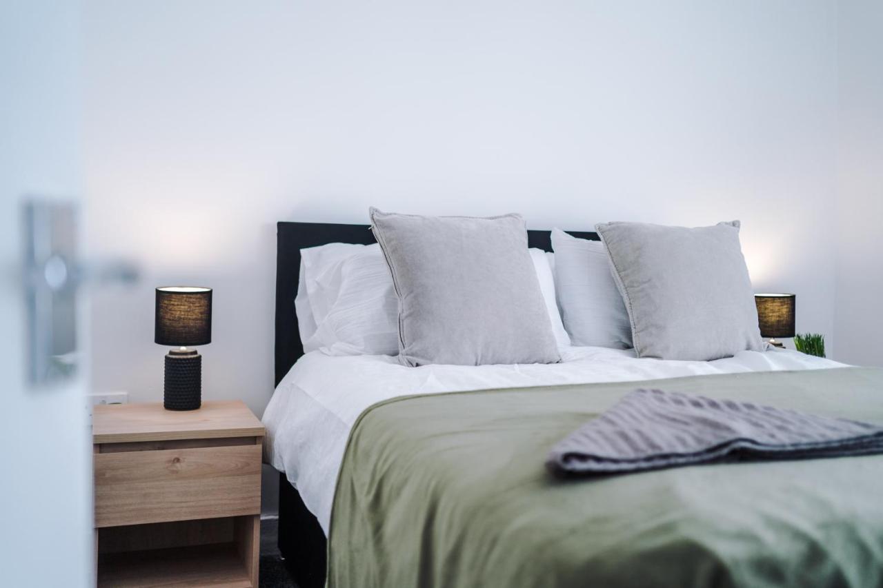 Stylish 2 Bedroom House, Entire Home, Free Parking, Wifi & Netflix
