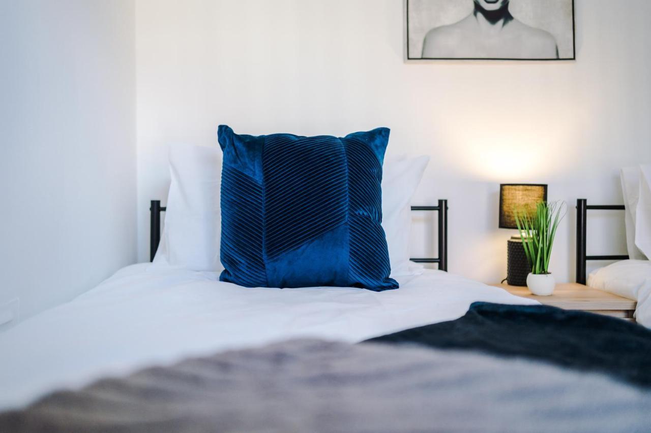 Stylish 2 Bedroom House, Entire Home, Free Parking, Wifi & Netflix
