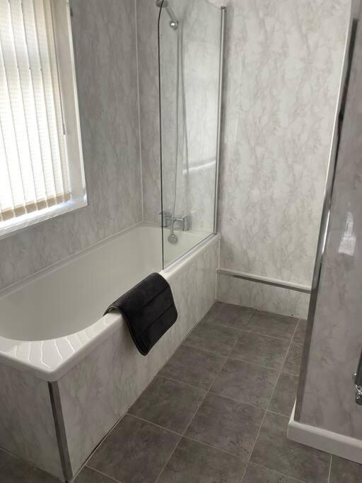 Modern 2 Bed Sleep 5 Close To Anfield Stadium Holiday home Liverpool