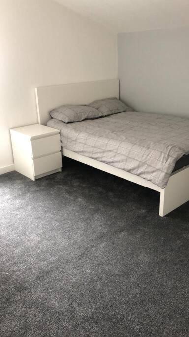 Holiday home 5 Bed Stylish & Modern Close To Football Grounds Liverpool
