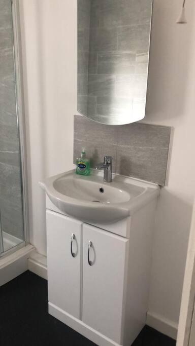 5 Bed Stylish & Modern Close To Football Grounds * Liverpool