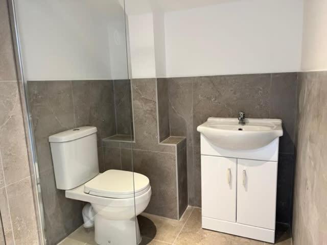 Super Size Static Duplex Barge 3 Double Bedrooms 3 Triple Bedrooms With Modern En-suites * Liverpool