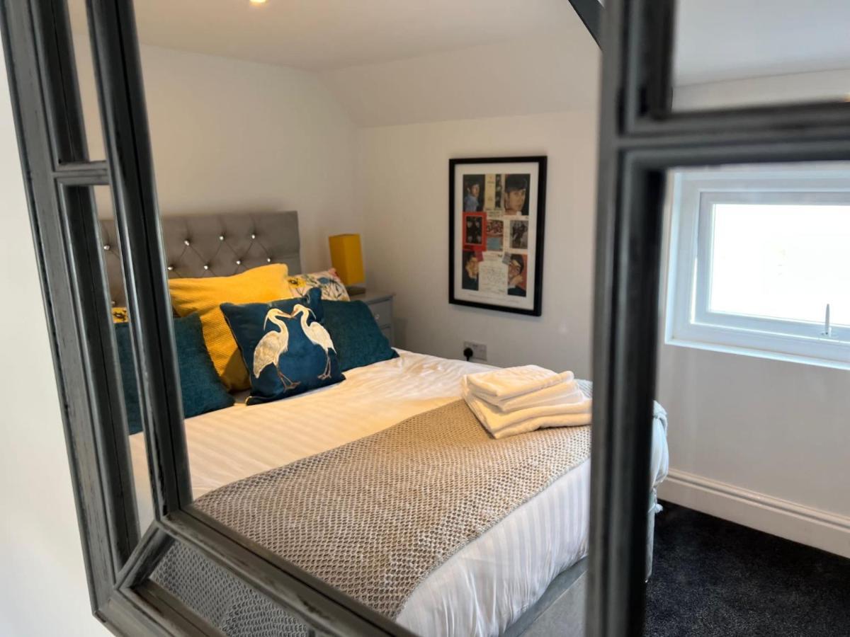 Super Size Static Duplex Barge 3 Double Bedrooms 3 Triple Bedrooms With Modern En-suites * Liverpool