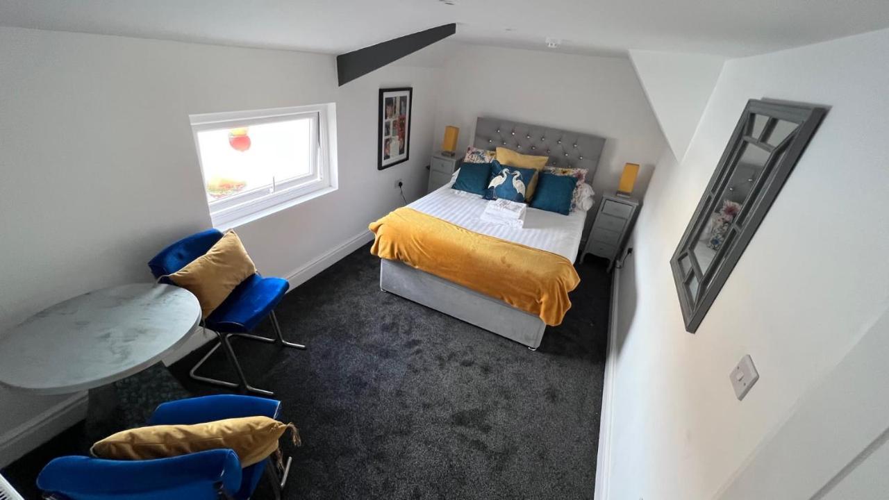 Super Size Static Duplex Barge 3 Double Bedrooms 3 Triple Bedrooms With Modern En-suites *