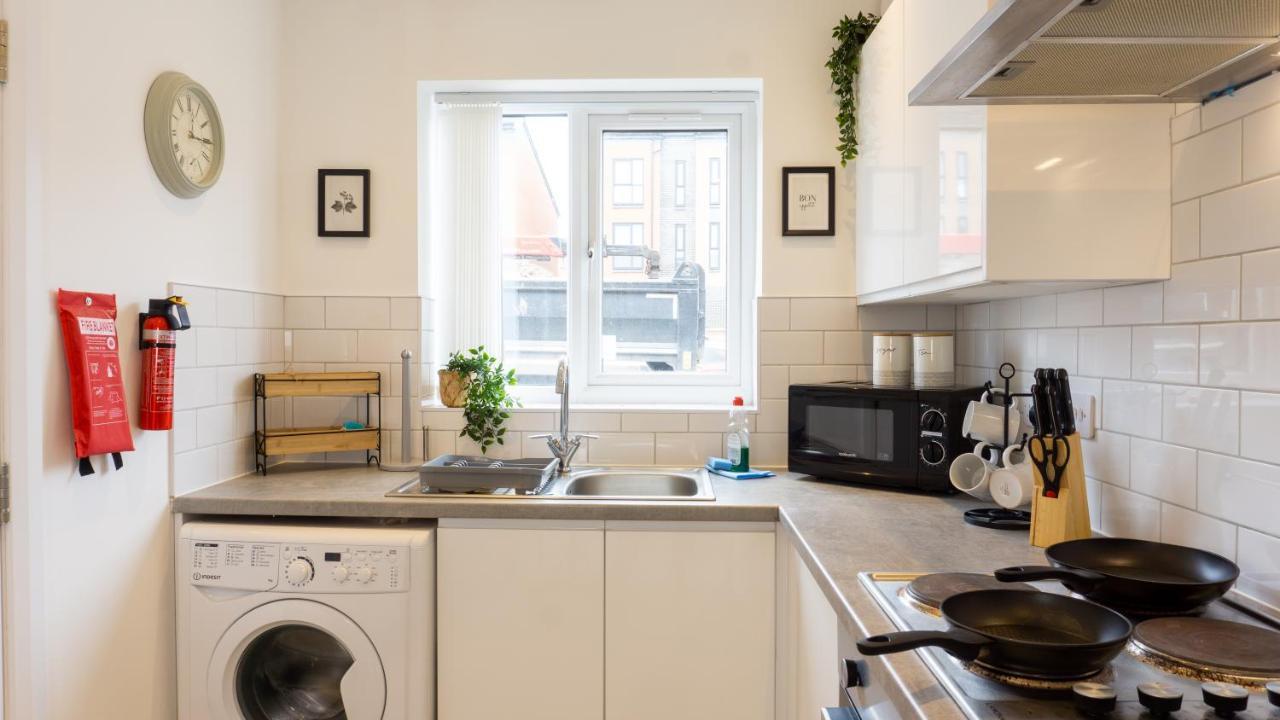 Holiday home Air Host And - New Build With Parking Minutes From Lfc Ref31