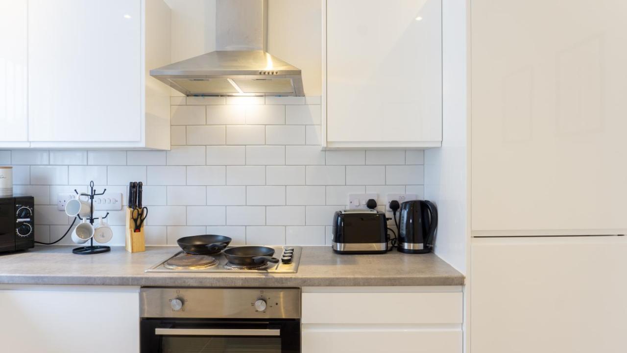Holiday home Air Host And - New Build With Parking Minutes From Lfc Ref31 Liverpool