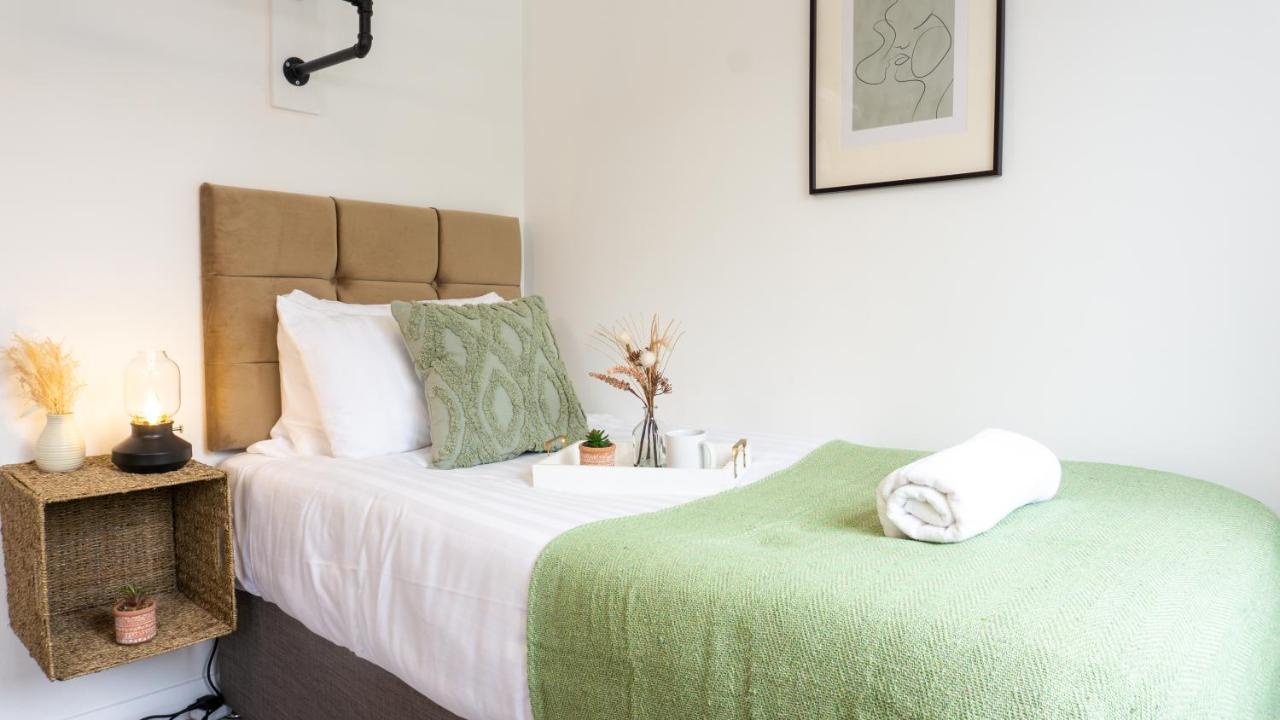 Holiday home Air Host And - New Build With Parking Minutes From Lfc Ref31 *