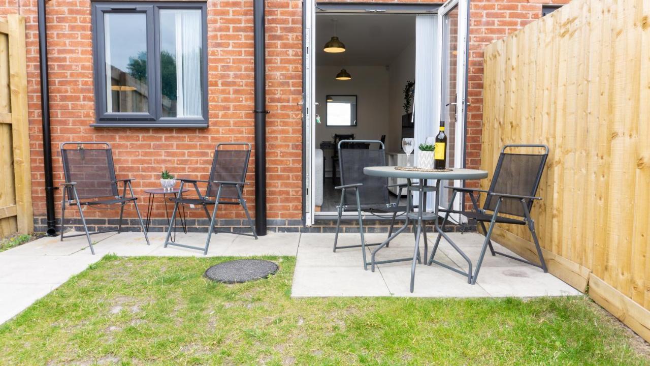 Air Host And - New Build With Parking Minutes From Lfc Ref31 *