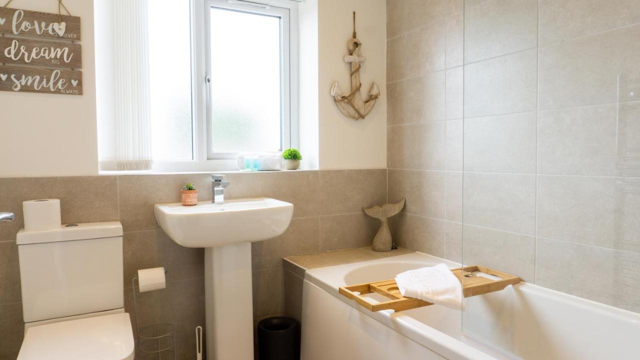 Holiday home Air Host And - New Build With Parking Minutes From Lfc Ref31 *
