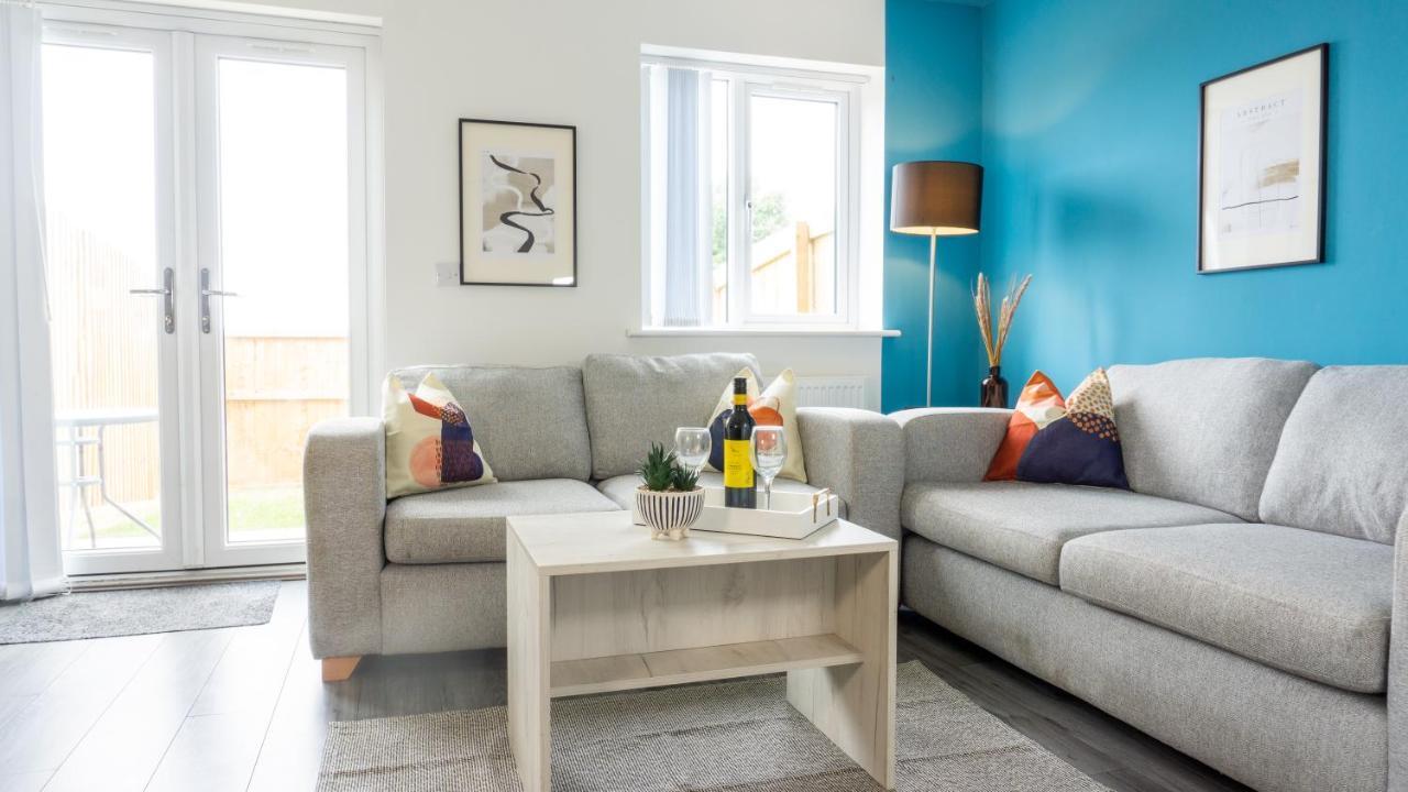 Holiday home Air Host And - New Build With Parking Minutes From Lfc Ref31