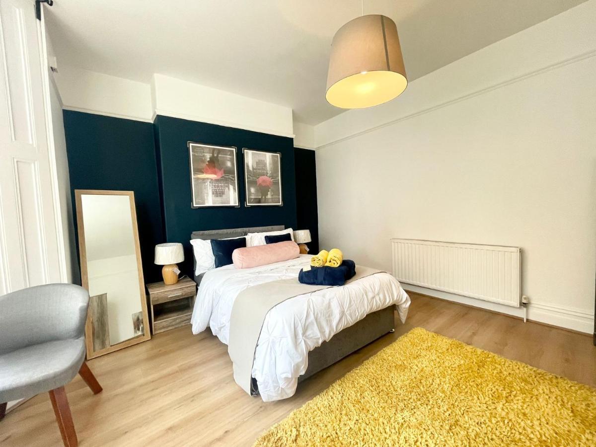 Holiday home *new* Grant 7 Bed House Steps Away From Stadium Liverpool