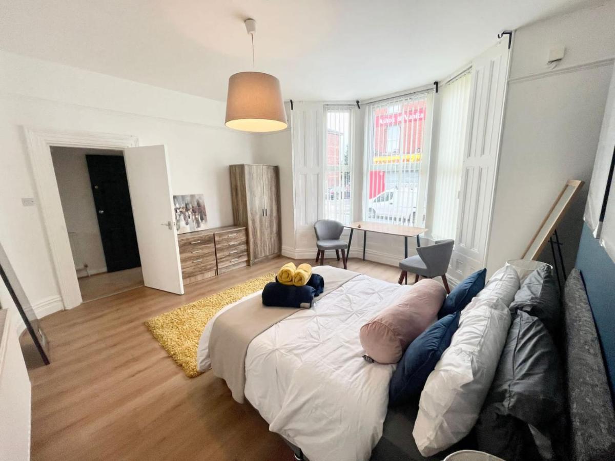 Holiday home *new* Grant 7 Bed House Steps Away From Stadium Liverpool
