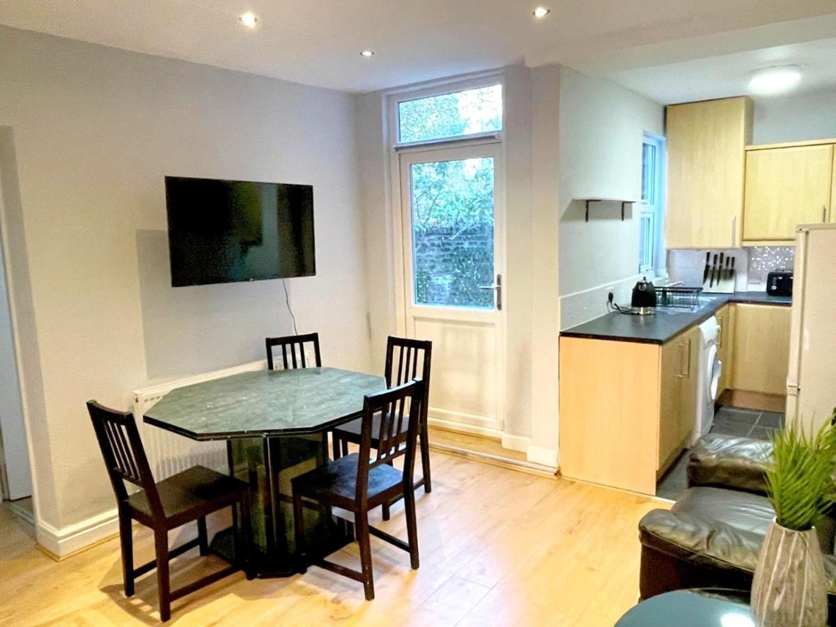 Holiday home *new* Grant 7 Bed House Steps Away From Stadium *