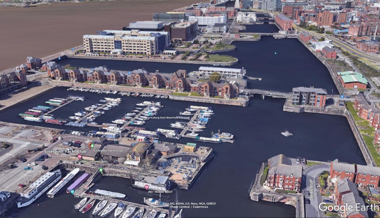 Holiday home Super Size Static Duplex Barge 3 Double Bedrooms 3 Triple Bedrooms With Modern En-suites Liverpool