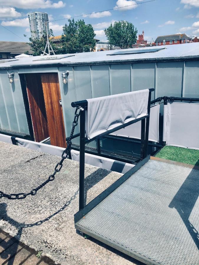 Super Size Static Duplex Barge 3 Double Bedrooms 3 Triple Bedrooms With Modern En-suites Liverpool