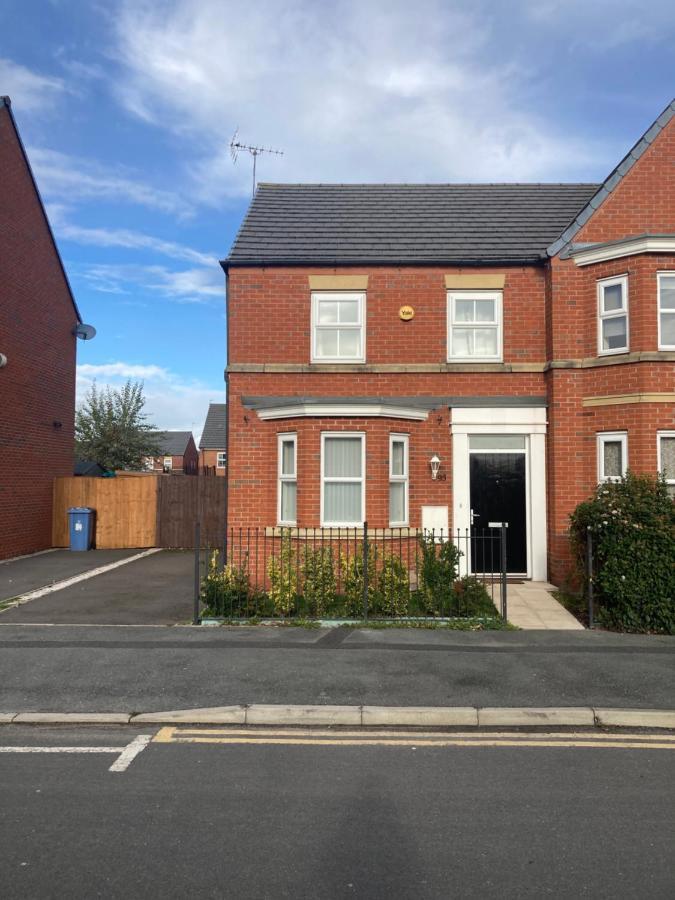 Holiday home Cheerful For Football, Docks And Centre *