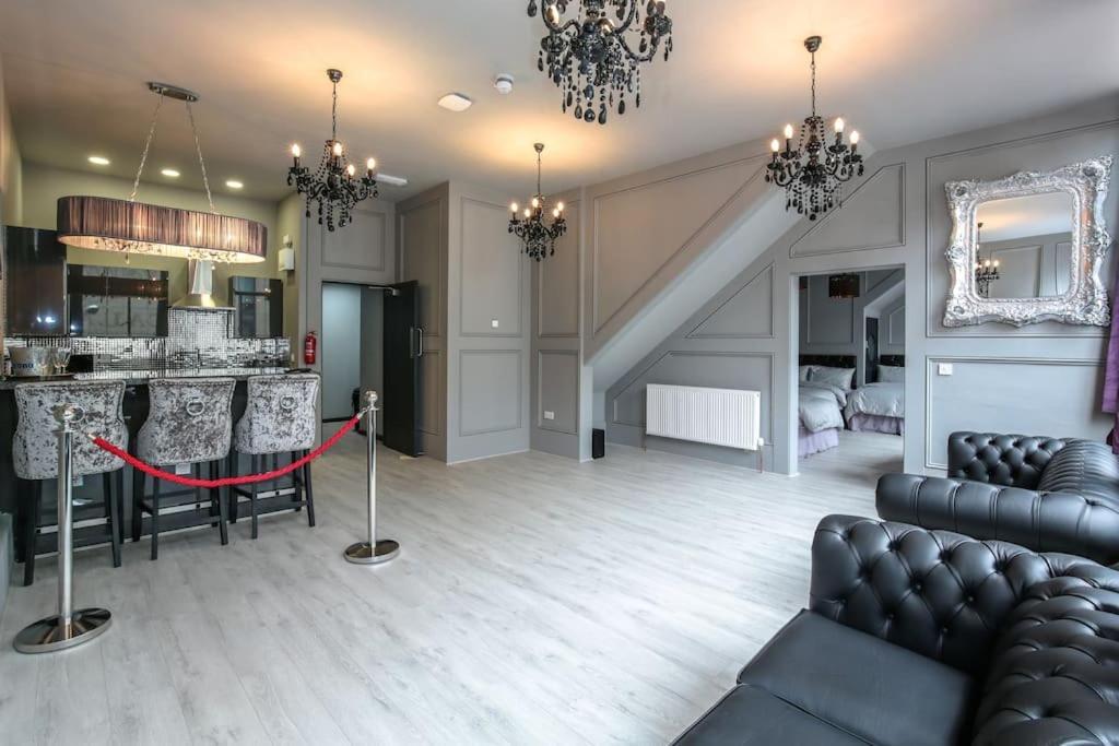 Manhattan - Sleeps 24! Heart Of Apartment *