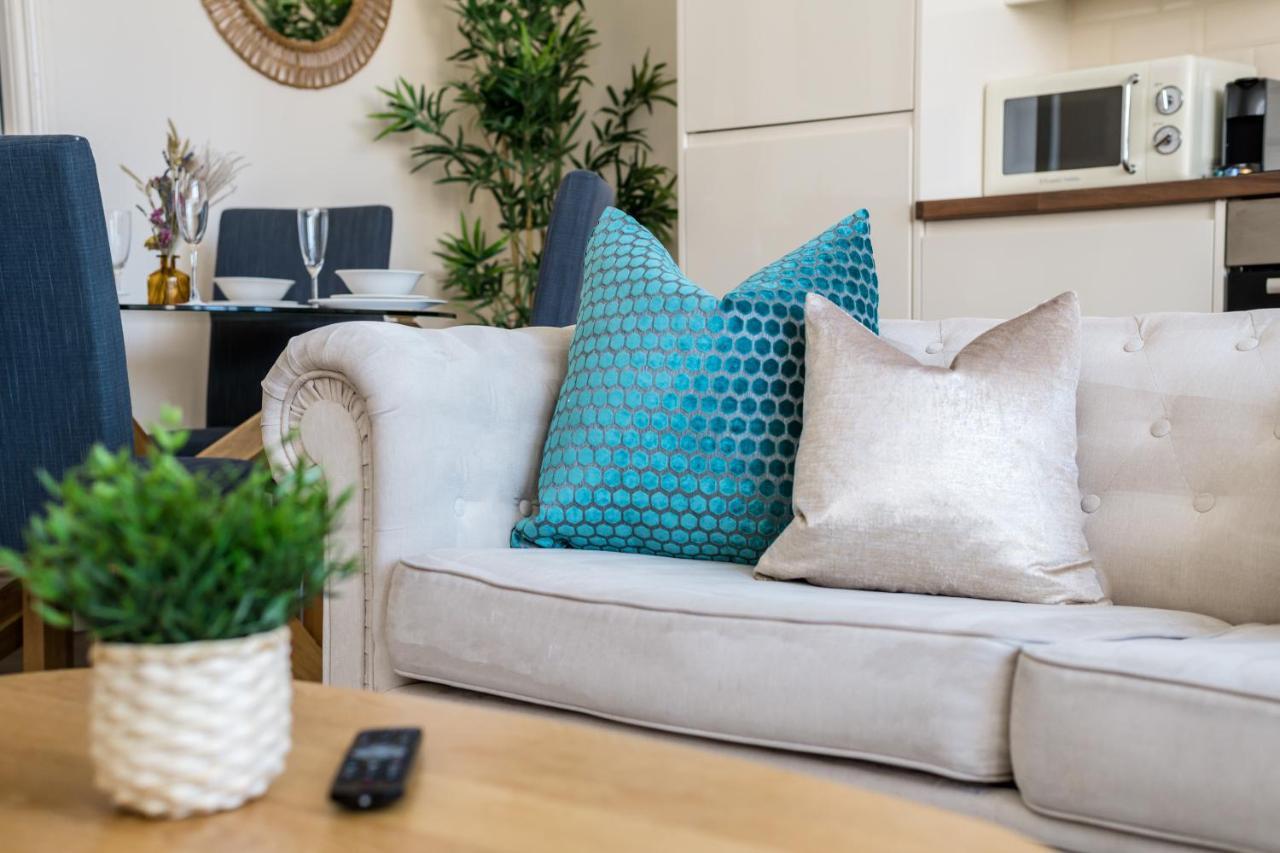 Host & - The Three Graces Apt