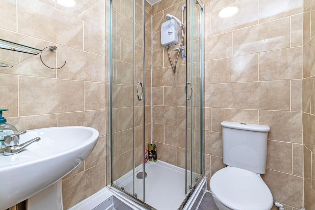Serviced 5 Bedroom Holiday House