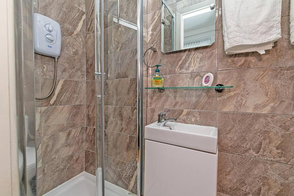 Serviced 5 Bedroom Holiday House * Liverpool