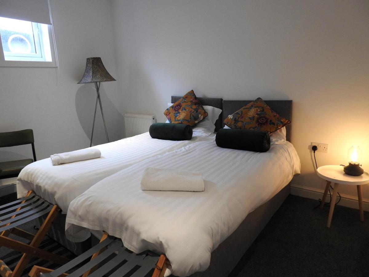 Super Size Static Duplex Barge 3 Double Bedrooms 3 Triple Bedrooms With Modern En-suites