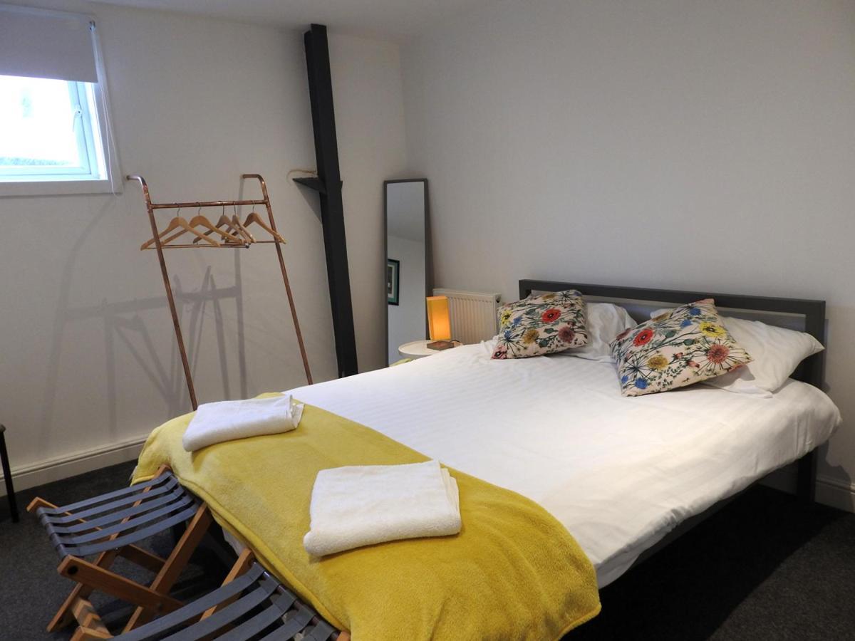 Super Size Static Duplex Barge 3 Double Bedrooms 3 Triple Bedrooms With Modern En-suites * Liverpool