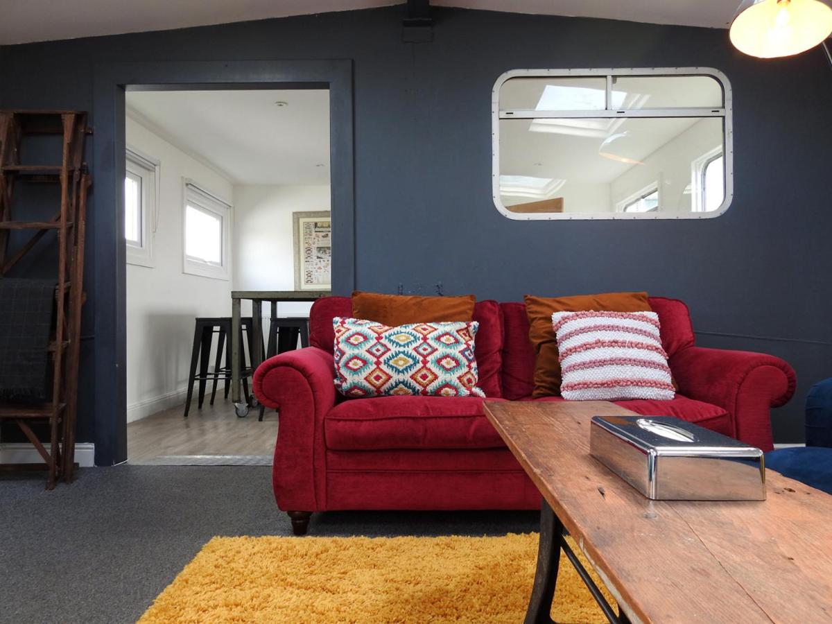 Super Size Static Duplex Barge 3 Double Bedrooms 3 Triple Bedrooms With Modern En-suites