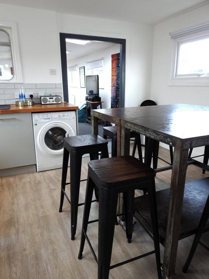 Super Size Static Duplex Barge 3 Double Bedrooms 3 Triple Bedrooms With Modern En-suites Liverpool