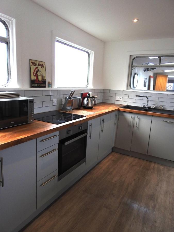 Super Size Static Duplex Barge 3 Double Bedrooms 3 Triple Bedrooms With Modern En-suites Holiday home Liverpool