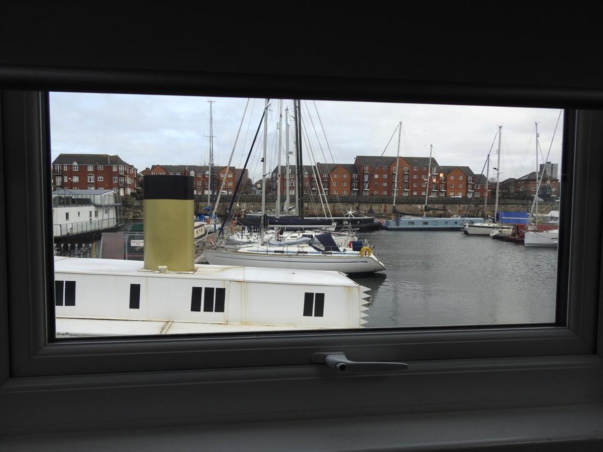 Holiday home Super Size Static Duplex Barge 3 Double Bedrooms 3 Triple Bedrooms With Modern En-suites Liverpool