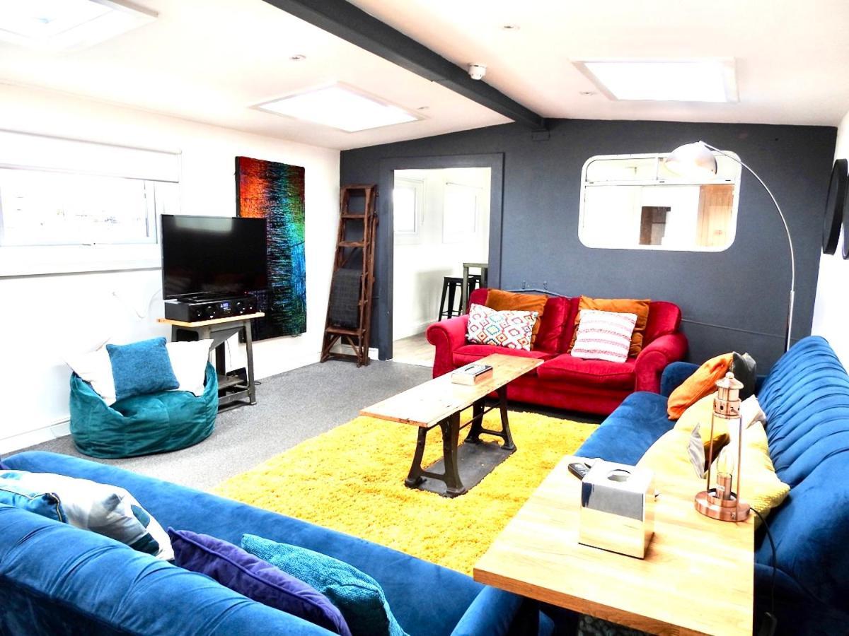 Super Size Static Duplex Barge 3 Double Bedrooms 3 Triple Bedrooms With Modern En-suites Liverpool