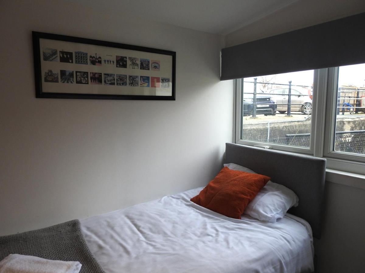 Holiday home Super Size Static Duplex Barge 3 Double Bedrooms 3 Triple Bedrooms With Modern En-suites Liverpool