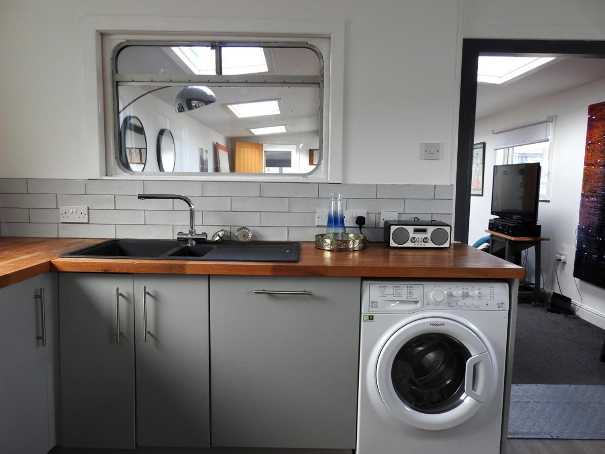 Super Size Static Duplex Barge 3 Double Bedrooms 3 Triple Bedrooms With Modern En-suites * Liverpool
