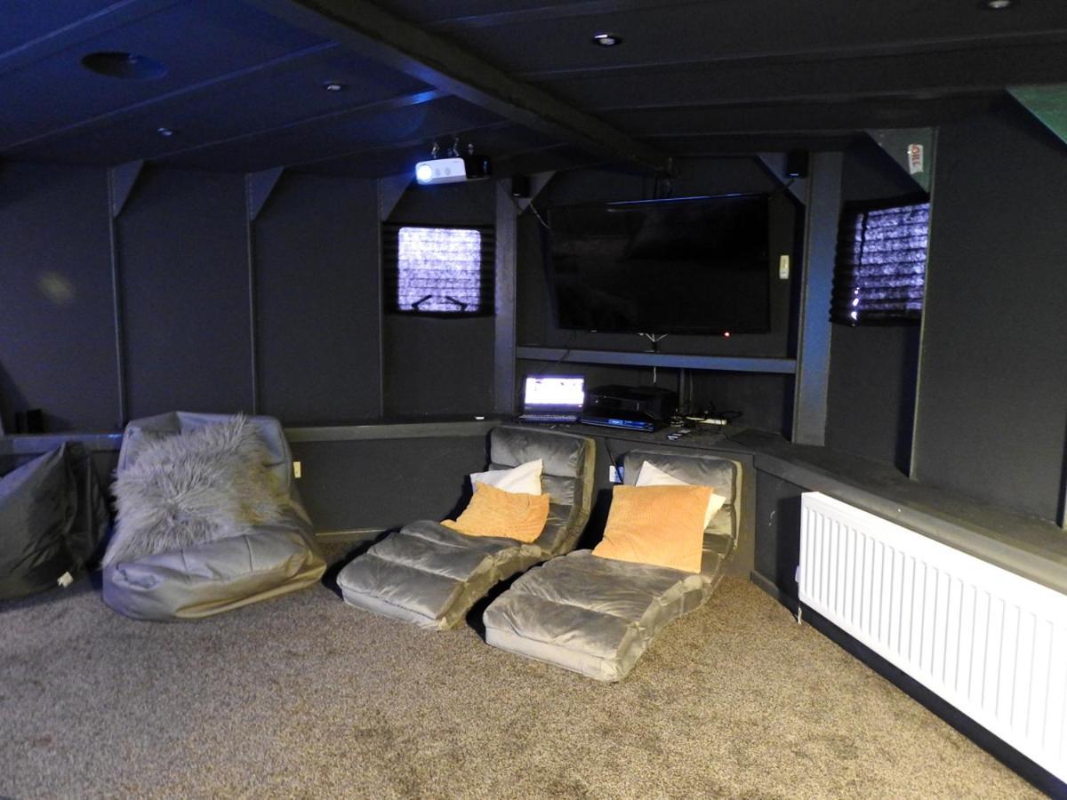 Super Size Static Duplex Barge 3 Double Bedrooms 3 Triple Bedrooms With Modern En-suites Holiday home