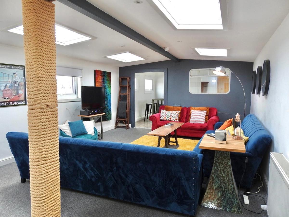 Super Size Static Duplex Barge 3 Double Bedrooms 3 Triple Bedrooms With Modern En-suites Holiday home Liverpool