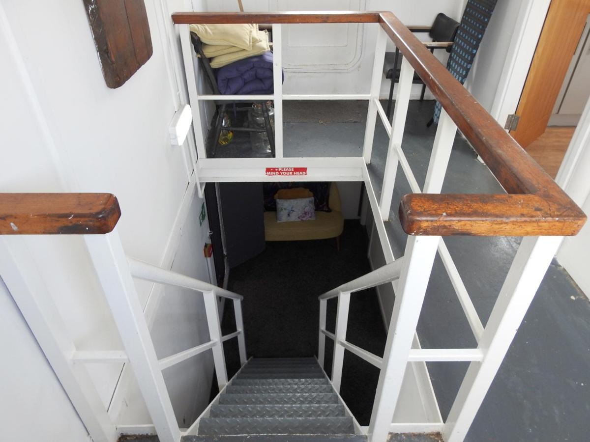 Super Size Static Duplex Barge 3 Double Bedrooms 3 Triple Bedrooms With Modern En-suites Holiday home *