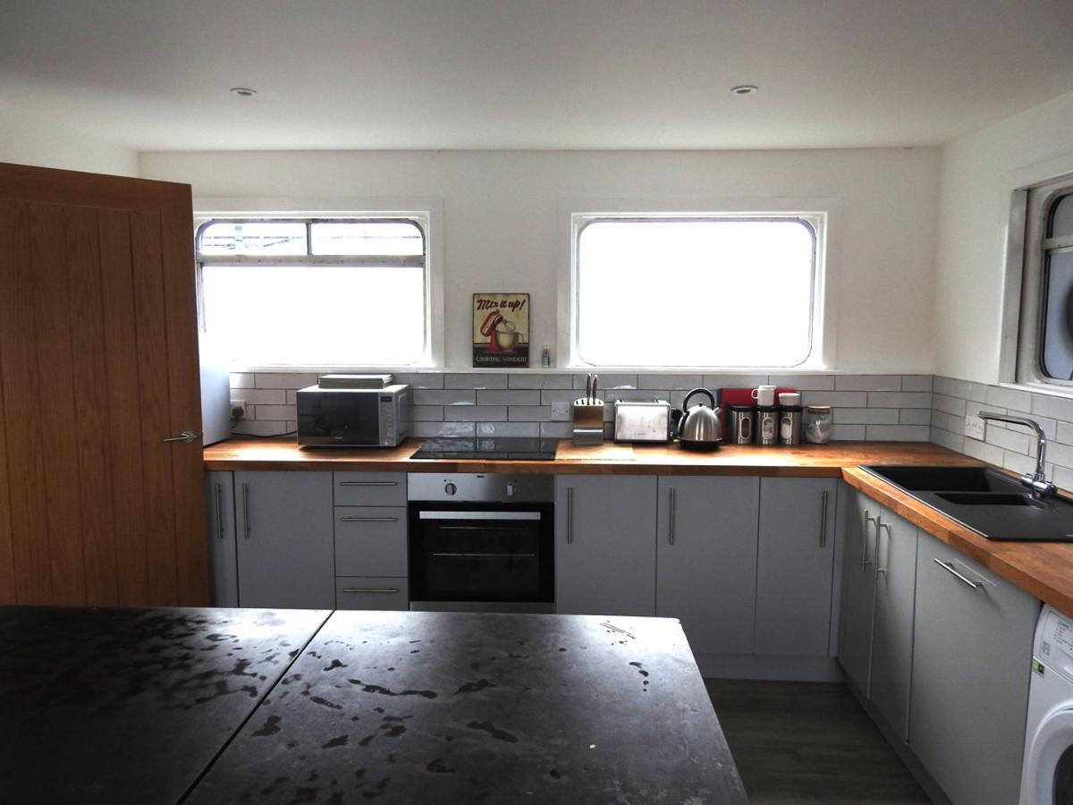 Super Size Static Duplex Barge 3 Double Bedrooms 3 Triple Bedrooms With Modern En-suites Liverpool