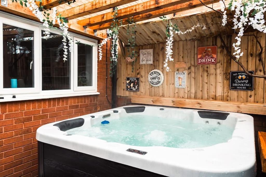 Holiday home Elegant 2 Bed With Hot Tub And A Host Of Amenities