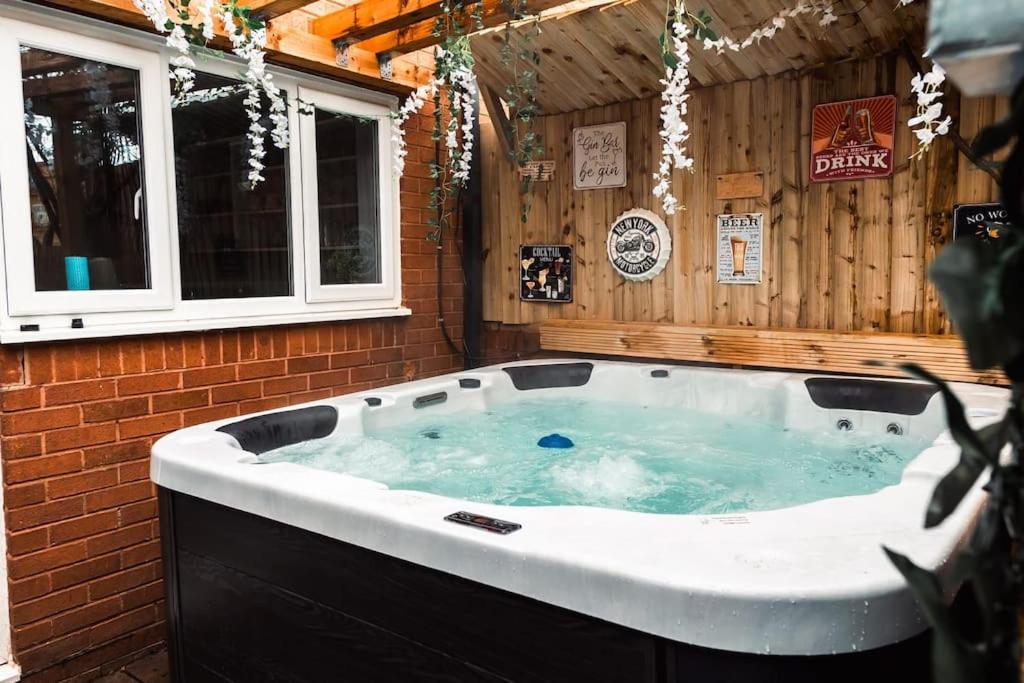 Holiday home Elegant 2 Bed With Hot Tub And A Host Of Amenities *