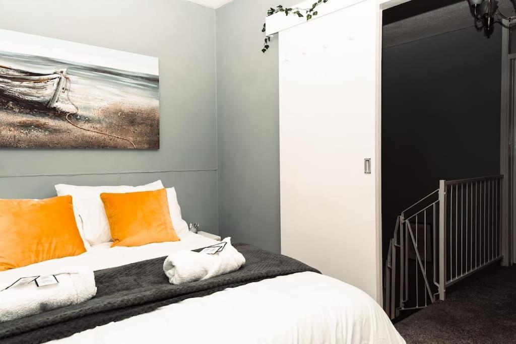 Elegant 2 Bed With Hot Tub And A Host Of Amenities Holiday home Liverpool