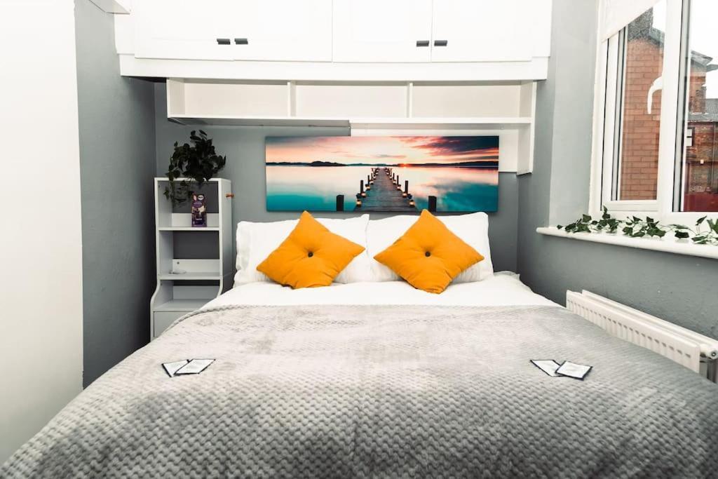 Holiday home Elegant 2 Bed With Hot Tub And A Host Of Amenities Liverpool