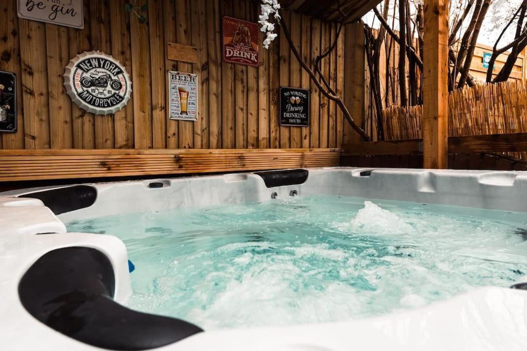 Elegant 2 Bed With Hot Tub And A Host Of Amenities Holiday home Liverpool