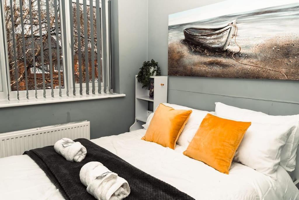 Holiday home Elegant 2 Bed With Hot Tub And A Host Of Amenities *