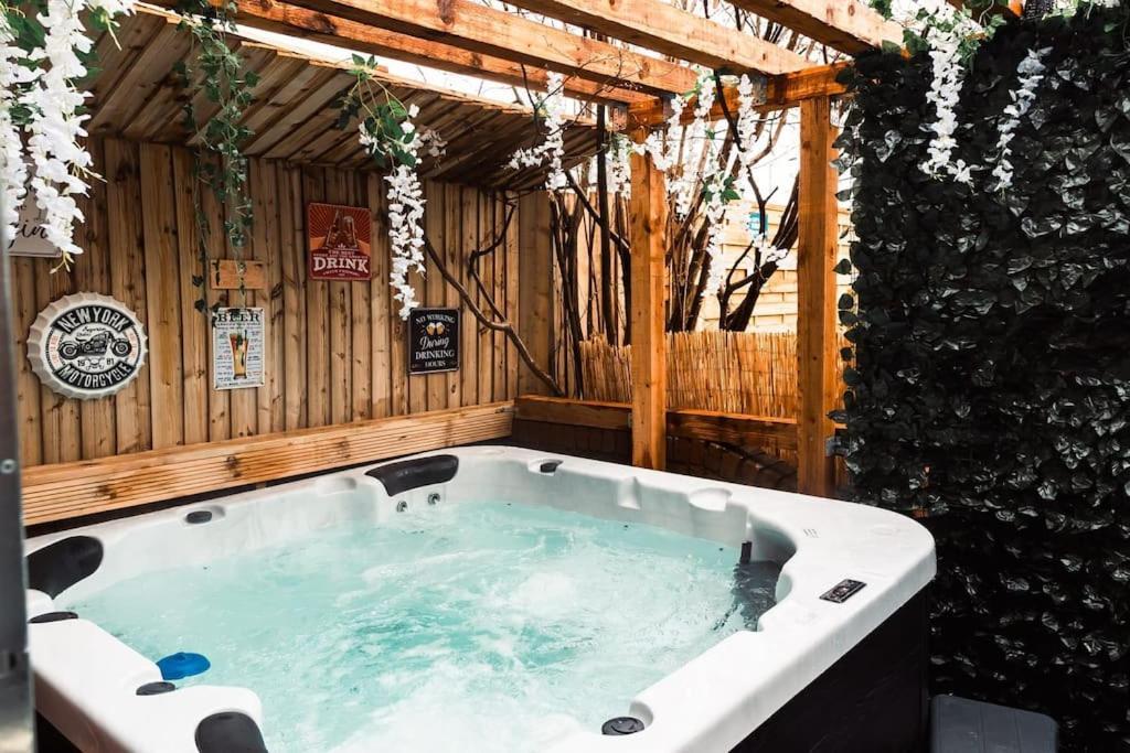 Holiday home Elegant 2 Bed With Hot Tub And A Host Of Amenities Liverpool