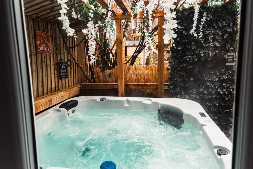Elegant 2 Bed With Hot Tub And A Host Of Amenities Holiday home Liverpool