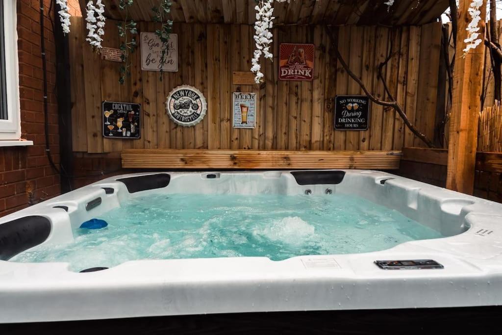 Holiday home Elegant 2 Bed With Hot Tub And A Host Of Amenities