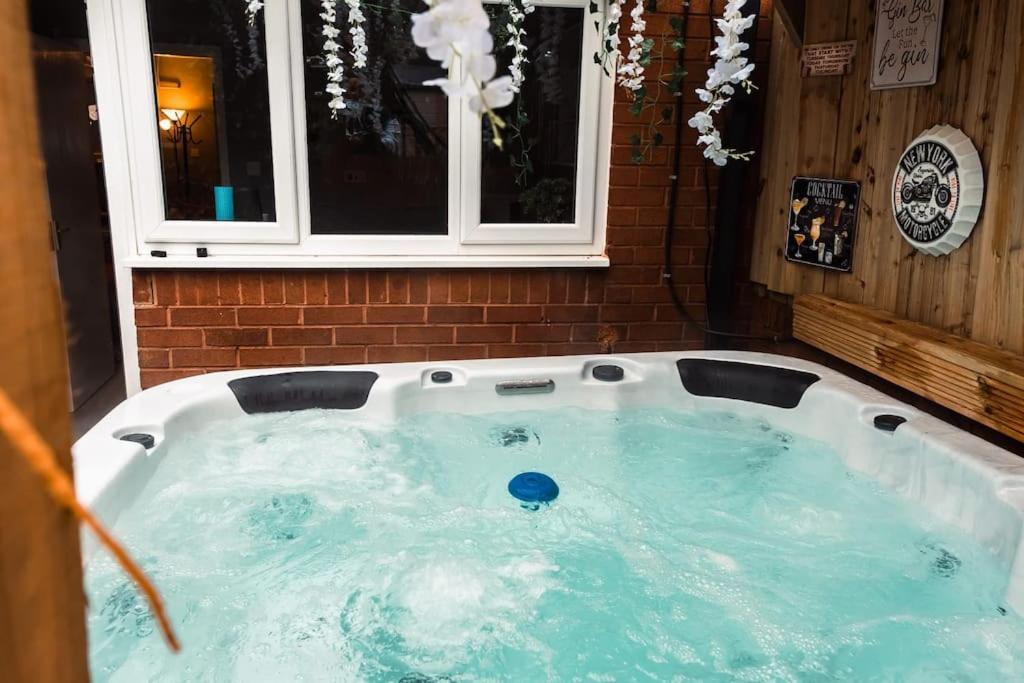 Elegant 2 Bed With Hot Tub And A Host Of Amenities
