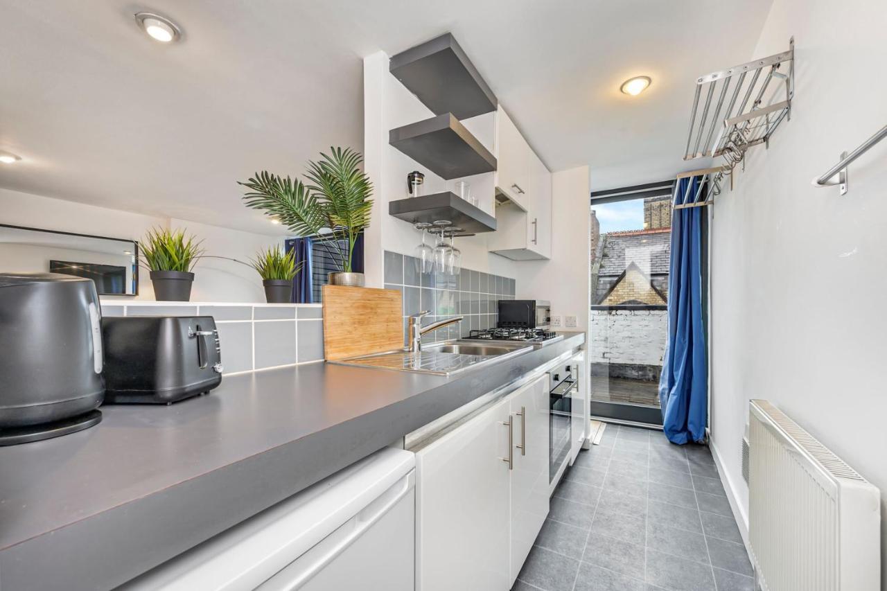 Host & - Preston's Rooftop Apartment