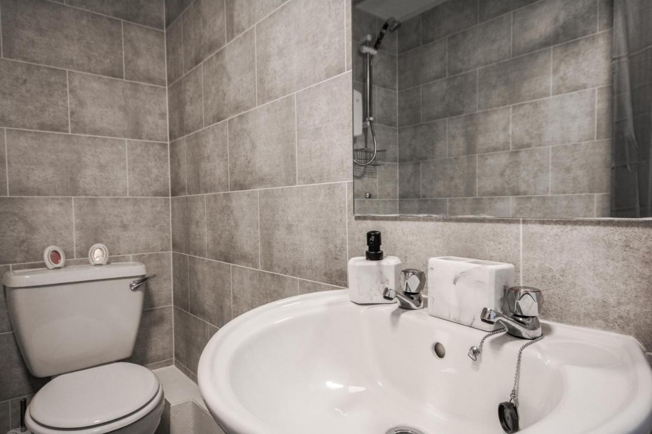 Apartment 2-bedroom Close To Center With Free Parking By Neofinixdotcom *