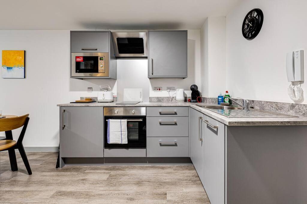 Modern & Centrally Located Apartment *